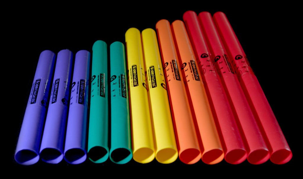 Boomwhackers liegen in einer Reihe